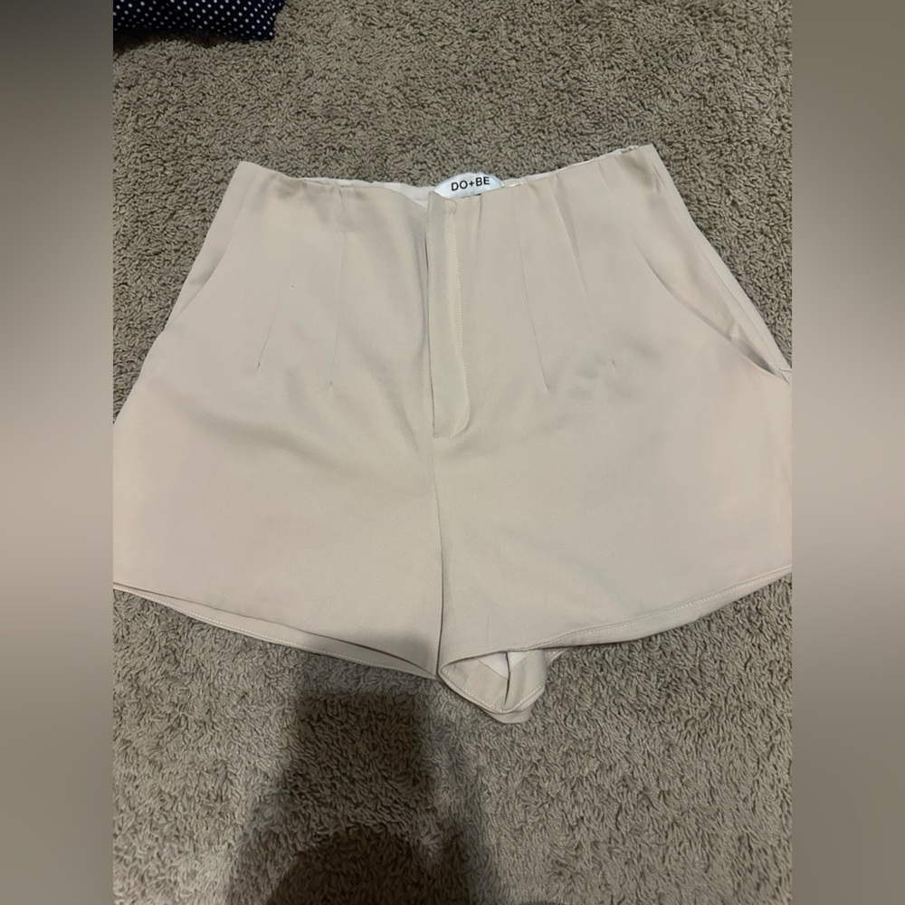 DO+BE Women's High Waist Cream Shorts